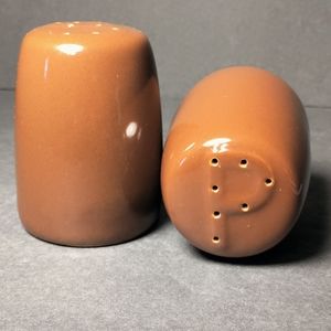 BROWN GLAZED SALT&PEPPER SHAKERS⭐